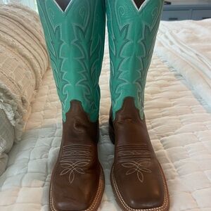 Justin Boots Brown Foot with Turquoise Shaft Women’s Heeled Cowboy Boots